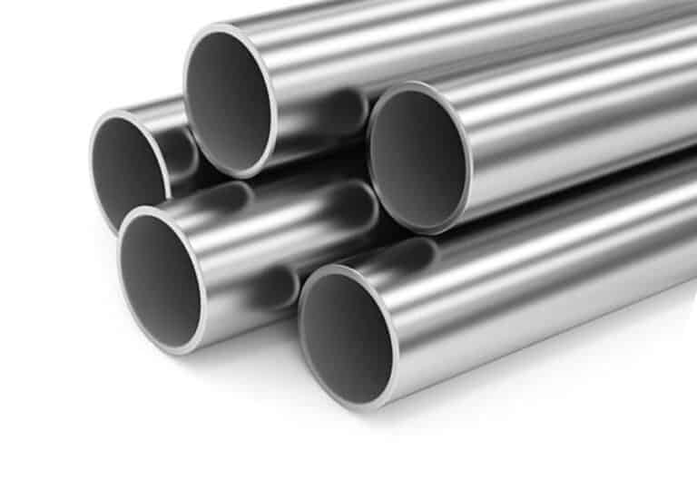 En grupp rör av rostfritt stål på en vit bakgrund.